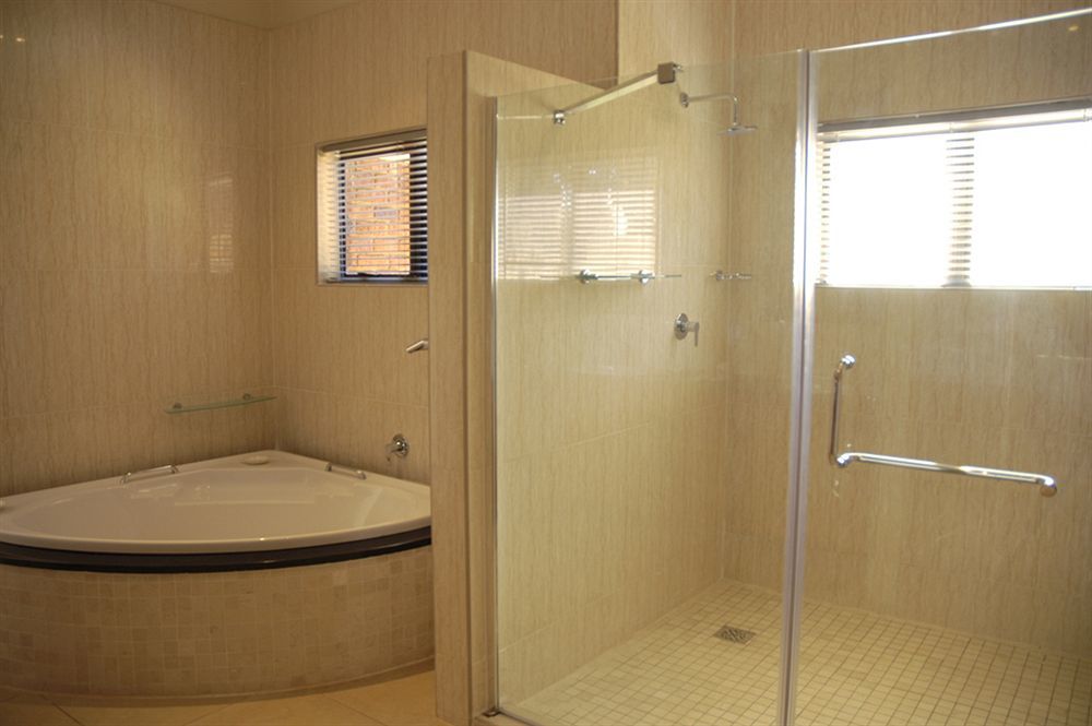The Victoria Falls Deluxe Suites Extérieur photo